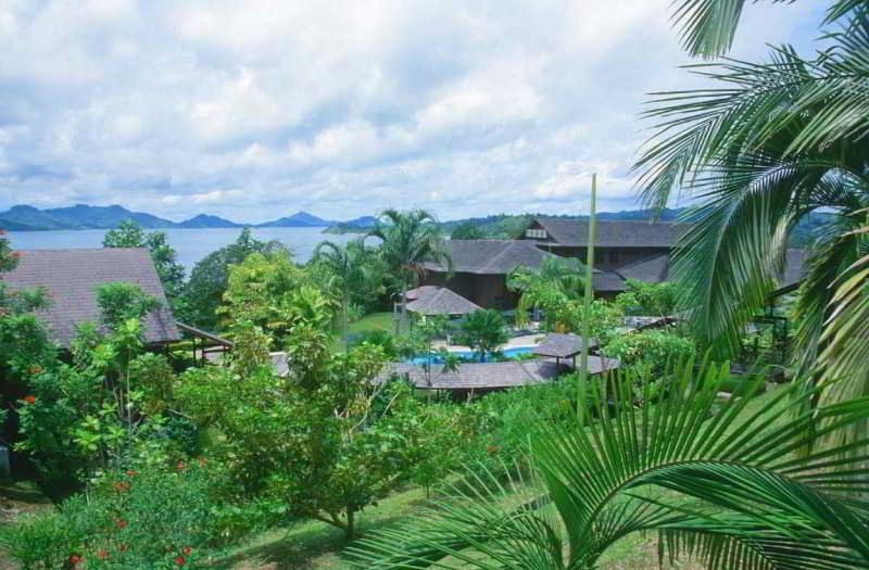 Aiman Batang Ai Resort & Retreat Lubok Antu Exterior foto